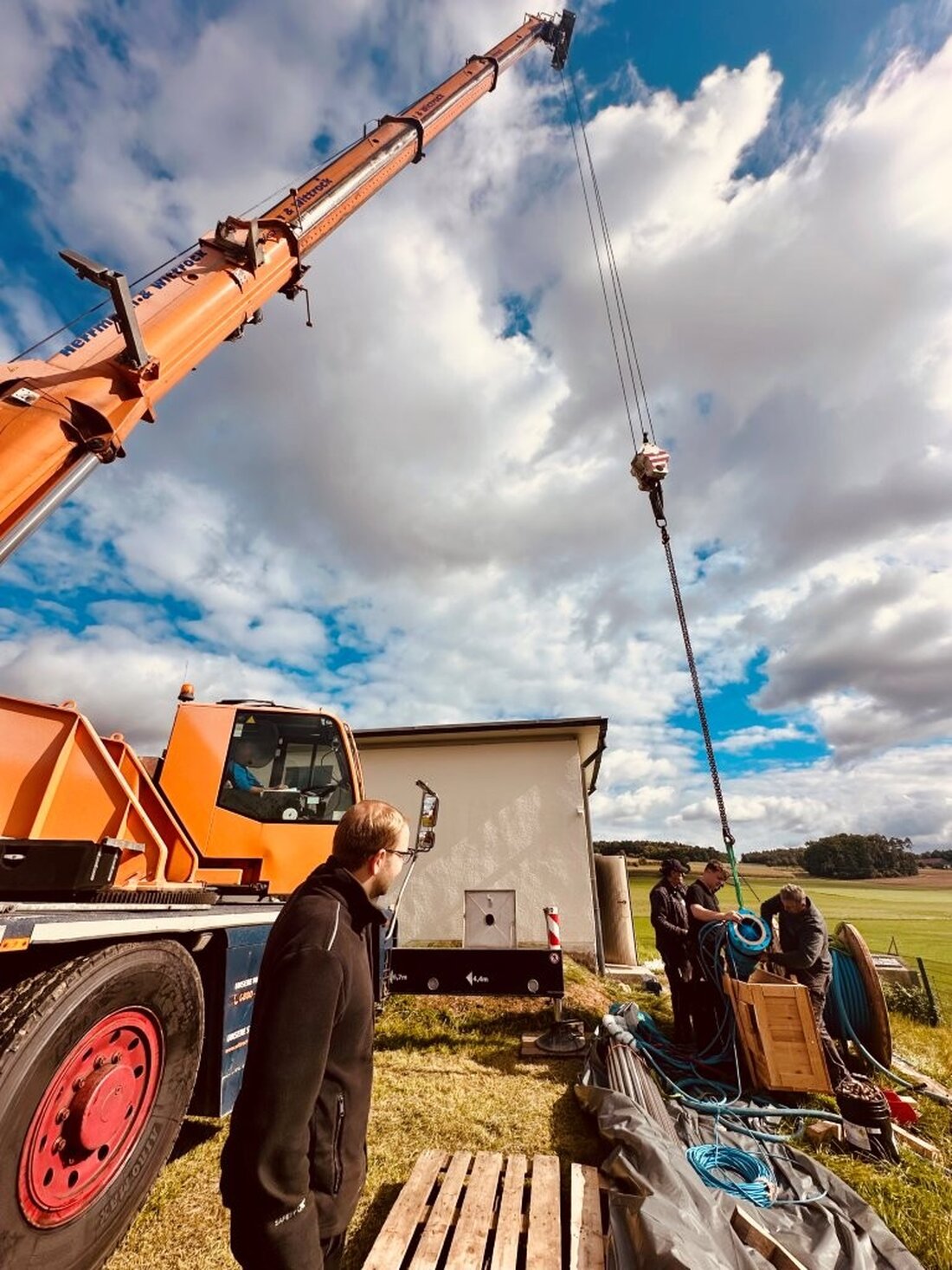 Amberg. Die Stadtwerke erneuern am Brunnen IV die Pumpe für mehr Zuverlässigkeit und Effizienz. Sie spart Strom, reduziert Wartung und stärkt die Versorgung bei steigendem Bedarf und Trockenzeiten durch sieben Tiefbrunnen.