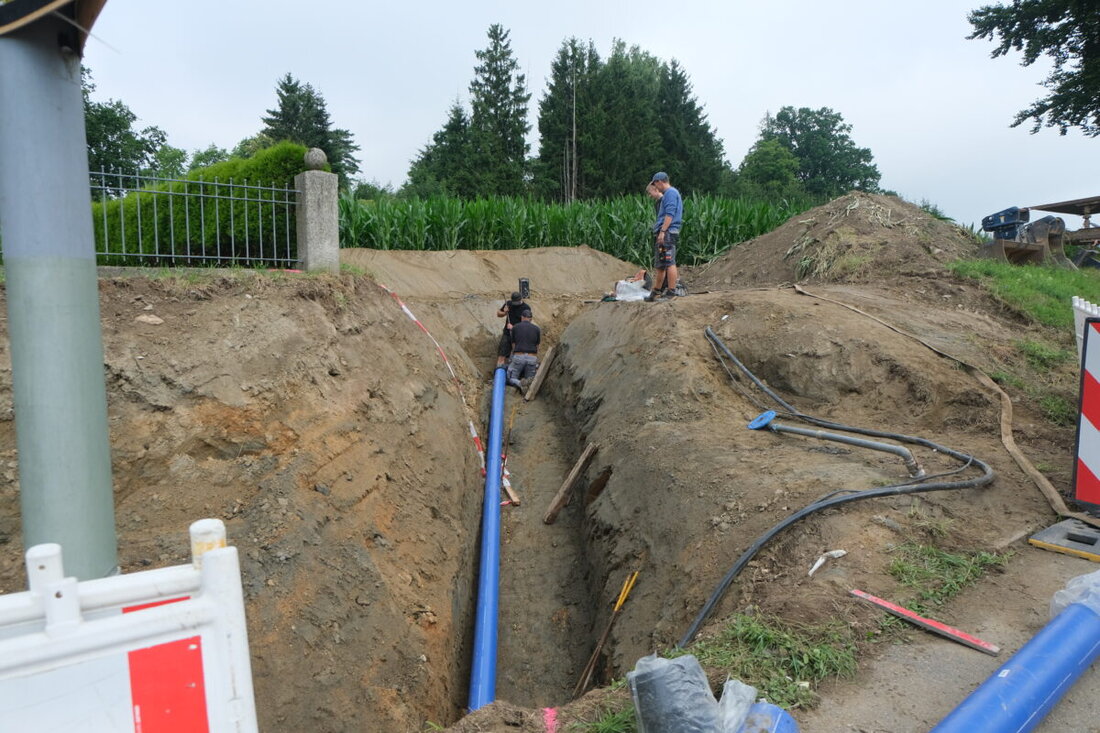 Floß. Die Erneuerung des über 75 Jahre alten Rohrleitungsnetzes der zentralen Wasserversorgung ist im Gange, mit der Verlegung neuer Plastikrohre. Gestartet in der Püchersreuther Straße und Kalmreuther Weg, folgen nun Arbeiten in der Plößberger Straße.