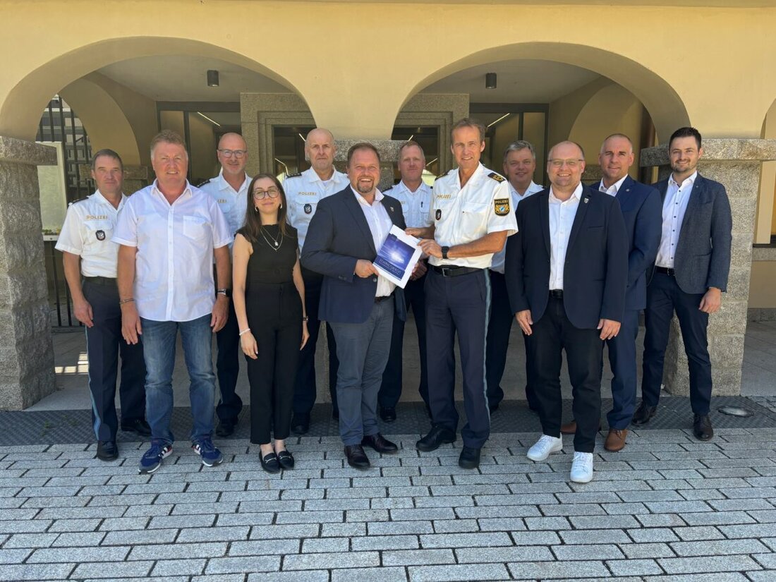 Tirschenreuth. Beim jährlichen Sicherheitsgespräch im Landratsamt haben Vertreter des Polizeipräsidiums Oberpfalz, der örtlichen Polizeiinspektionen sowie des Landkreises die Sicherheitslage des Jahres 2025 vorgestellt und gemeinsam analysiert. Dabei wurde erneut deutlich: Der Landkreis Tirschenreuth gehört weiterhin zu den sichersten Regionen Bayerns. Mit einer Aufklärungsquote von 82,9 Prozent belegt der Landkreis erneut den ersten Platz unter allen bayerischen Landkreisen und kreisfreien Städten. Gleichzeitig ging die Zahl der Straftaten leicht zurück.