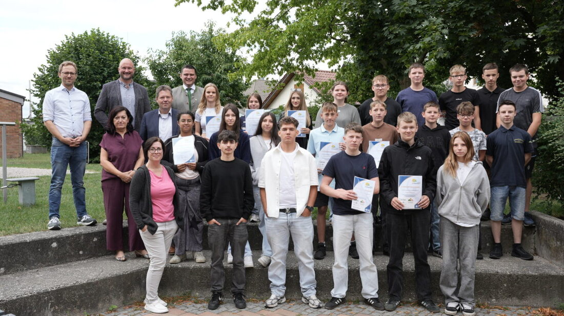 Schwandorf. Landrat Thomas Ebeling hat an der Mittelschule Dachelhofen rund 24 engagierte Schülerinnen und Schüler aus den Jahrgangsstufen sieben bis neun der Mittelschulen Dachelhofen, Kreuzberg und Wackersdorf geehrt.