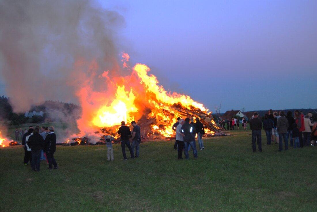 Ernstfeld. Die Dorfgemeinschaft lädt zum Johannisfeuer auf den Sportplatz ein, mit Grill-Spezialitäten und Barzelt am 27. Juni. Unbelastetes, sauberes Holz kann ab 10 Uhr angeliefert werden.