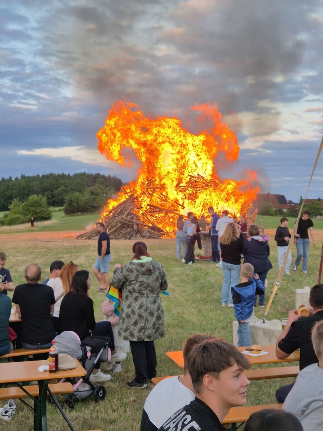 Ernstfeld. Das Johannisfeuer in Ernstfeld lockte am Freitag viele Besucher mit einem großen Scheiterhaufen, Speis und Trank sowie Unterhaltung für alle Altersgruppen. Pater Adrian Kugler segnete das Feuer und die Gäste genossen die laue Sommernacht.