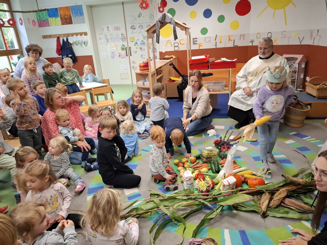 Leuchtenberg. Kinder des Kindergartens St. Johannes feierten mit Diakon Ulrich Wabra ein fröhliches Erntedankfest und dankten mit Liedern, Gebeten und Erntegaben für die Früchte der Natur.