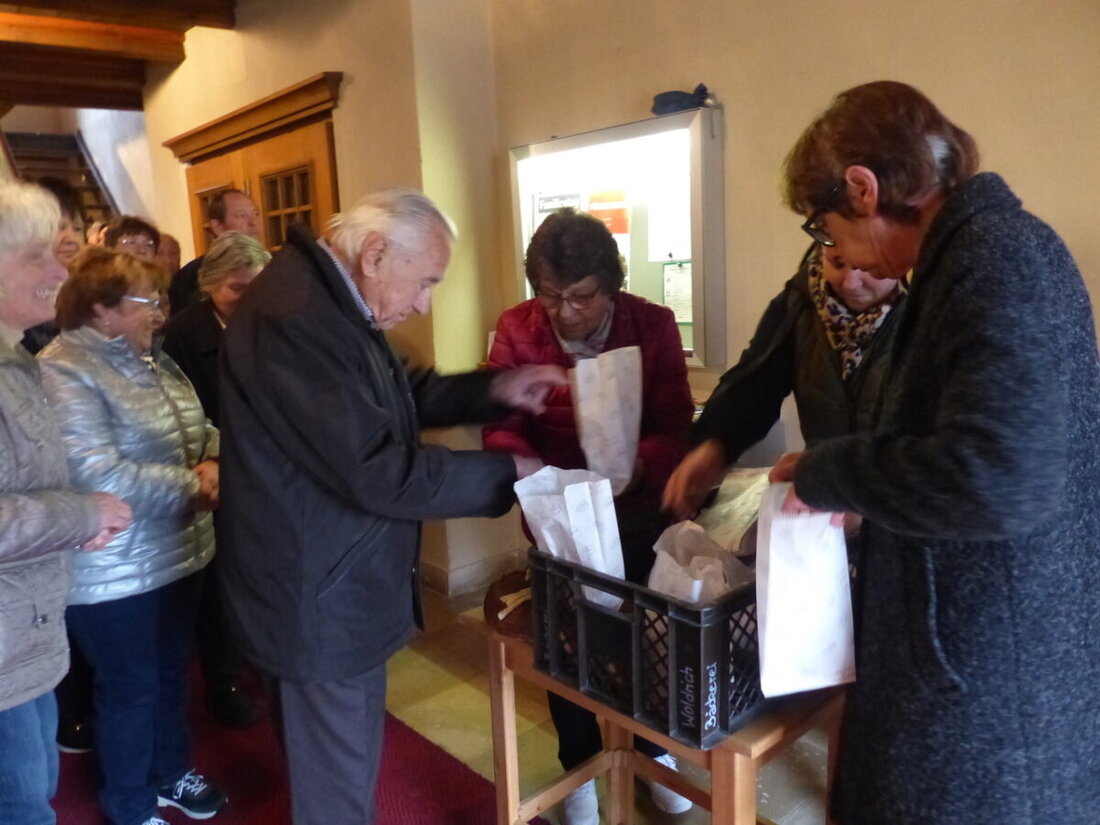 Döllnitz. Beim Erntedank in St. Jakobus betonte Pater Jo Dank und segnete Gaben. Die Frauengruppe verteilte Minibrote gegen Spenden für den Malteser Herzenswunsch-Krankenwagen in Weiden.