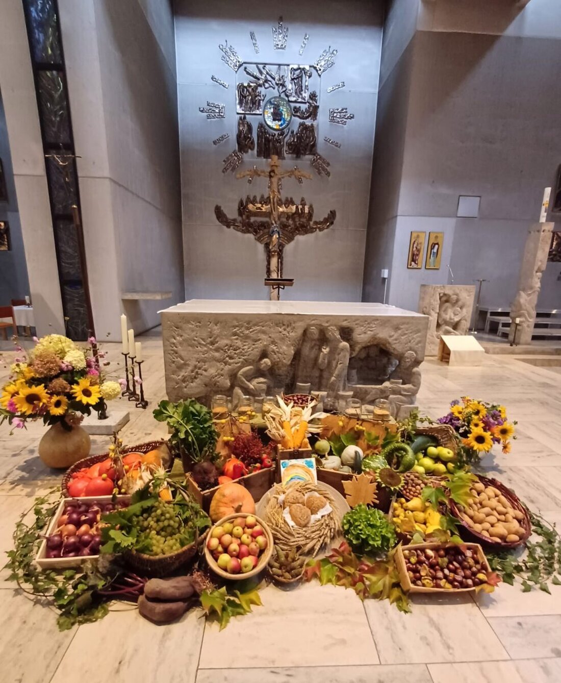 Kümmersbruck. Letzten Sonntag wurde in der Pfarrei St. Wolfgang Erntedank mit einem festlich geschmückten Gottesdienst gefeiert. Nach dem Gottesdienst luden die Landfrauen zum Weisswurstfrühstück ein, bei dem viele Gedanken ausgetauscht wurden.