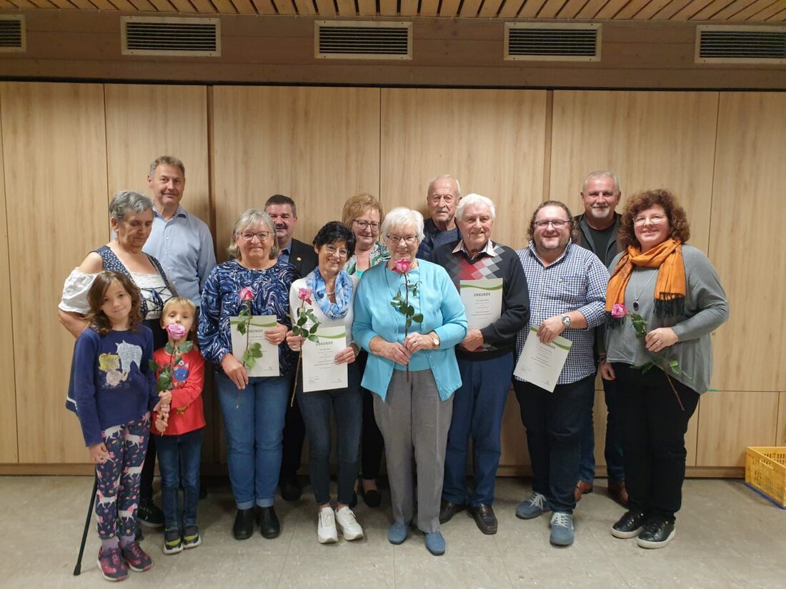 Die Siedlergemeinschaft feierte im Schützenheim ihr Erntedankfest, ehrte treue Mitglieder und beschloss eine Beitragserhöhung ab 1. Januar 2025. Am 1. Dezember findet ein Ausflug zum Weihnachtsmarkt statt.