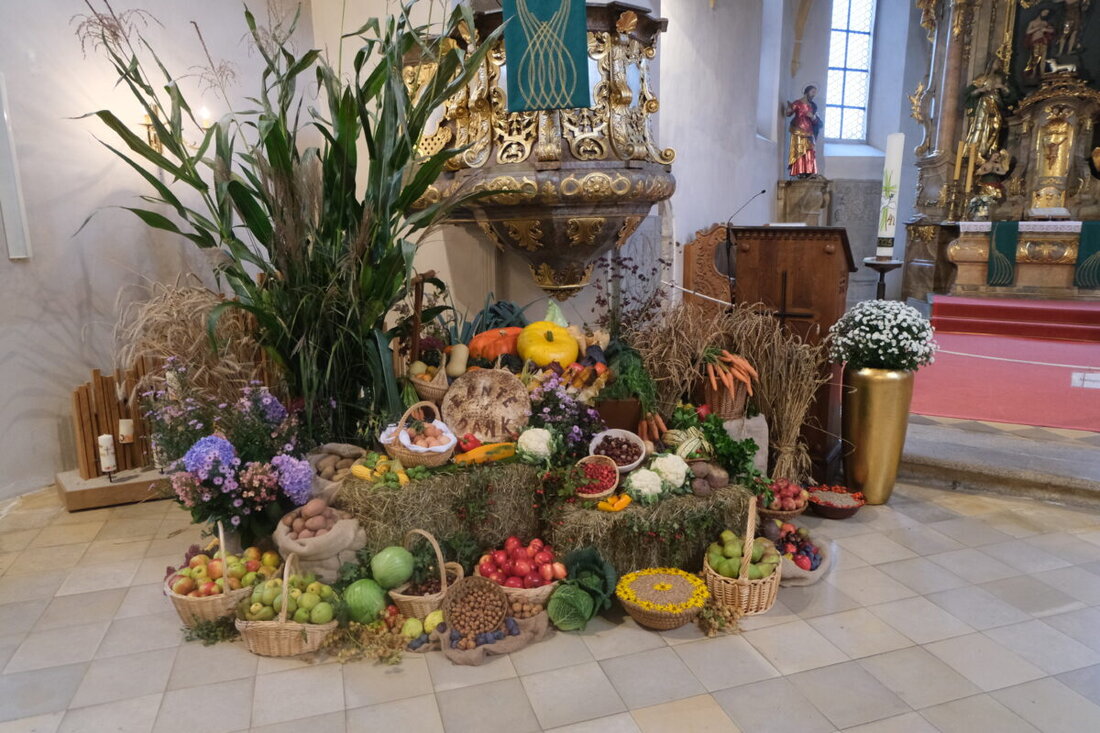 Floß. In den katholischen und evangelischen Kirchen wurde Erntedank mit geschmückten Altären gefeiert.  