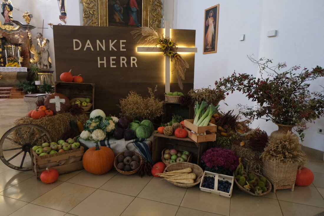 Floß. Prächtige Erntedankaltäre schmücken die katholische St. Johannes der Täufer und die evangelische St. Johannes Baptista, gestaltet vom Seniorenkreis um Marlene Noetzel und der Dorfgemeinschaft Haupertsreuth.