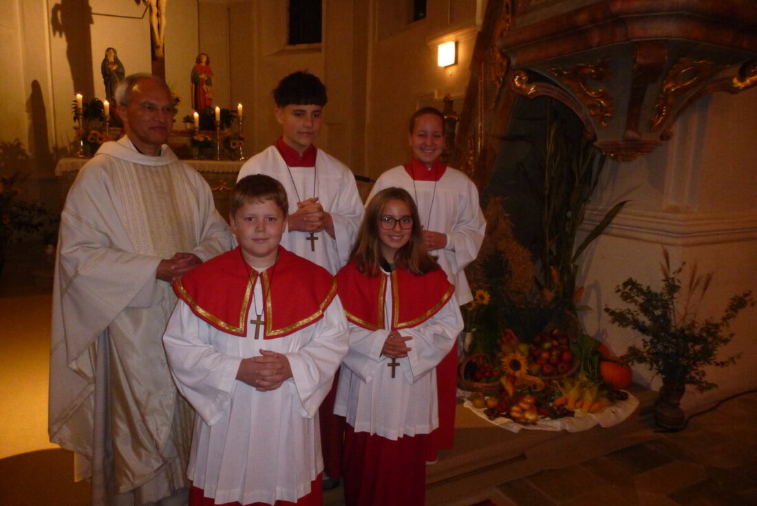 Kaltenbrunn. An Erntedank in der Martinskirche feierten rund 40 Gläubige den Gottesdienst. Elias Galbraith wurde als Ministrant aufgenommen.