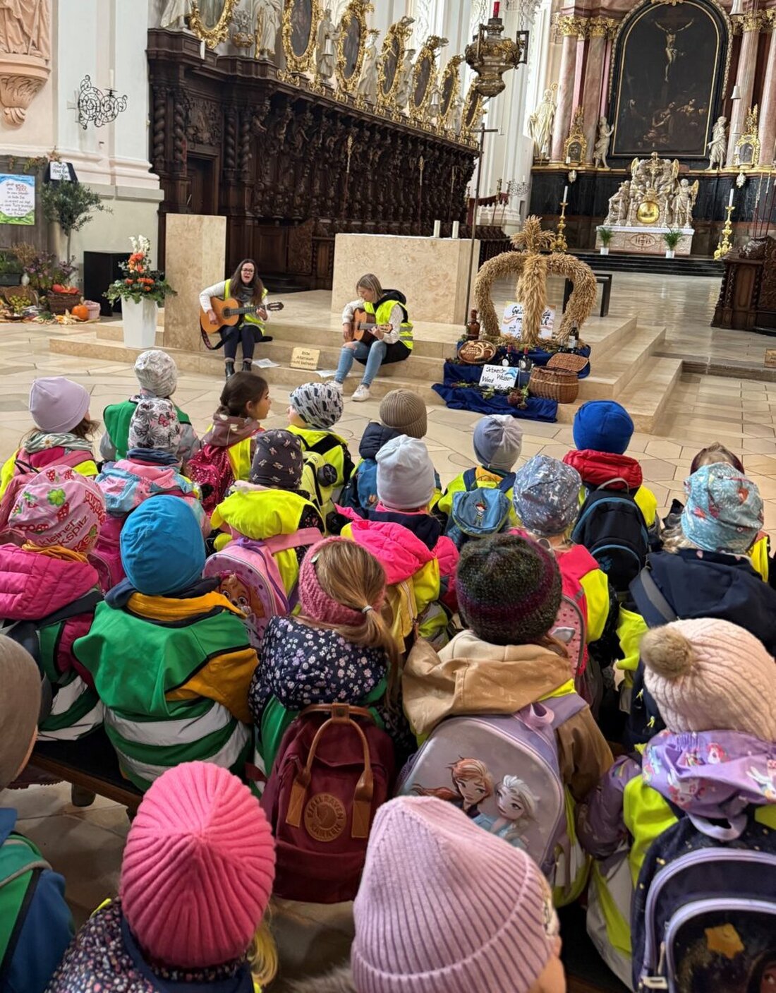 Waldsassen. Kinder des Johanniter-Kinderhauses Waldwichtel feierten Erntedank in der Basilika, sangen und lernten Achtsamkeit und teilten danach auf der Schwanenwiese ihre Brotzeit.