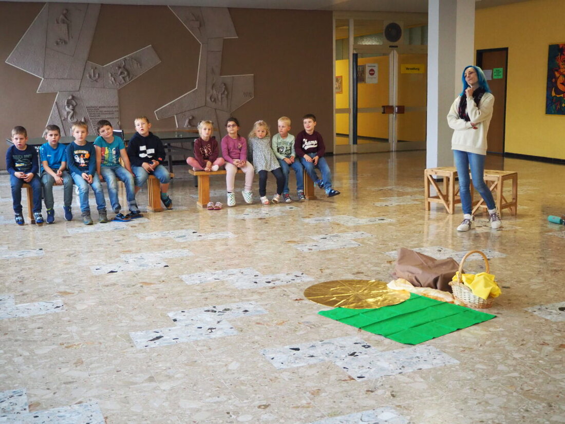Erbendorf. Mit Liedern, einer Geschichte und viel Bewegung feierten die Kinder der Flexiblen Eingangsstufe konfessionsübergreifend Erntedank. Dankbarkeit, Erntegaben und Gemeinschaft standen im Mittelpunkt der fröhlichen Feier.