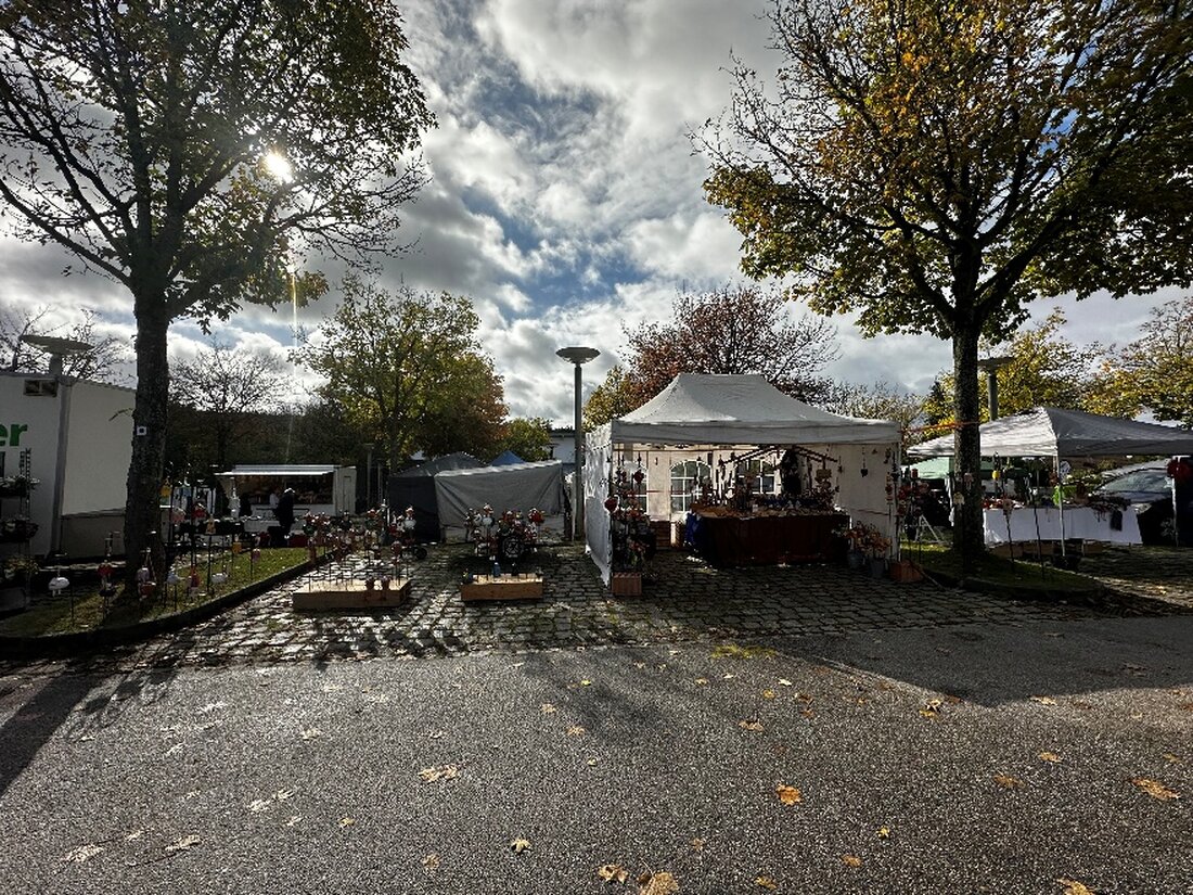 Neustadt/WN. Der Erntedankmarkt kehrt am Sonntag, 4. Oktober 2026, zurück und wächst: Erstmals laden Marktstände auch in der Stadthalle von 11 bis 17 Uhr zum Bummeln, Probieren und Staunen ein – wetterunabhängig und regional.