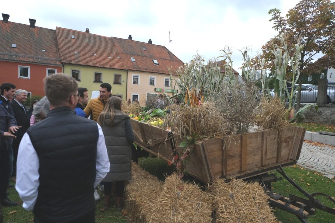Floß. Der Ländliche Burschenverein zeigt seit Sonntag auf dem Marktplatz einen reich beladenen Erntedankwagen und unterstreicht Tradition, Dank und Gemeinschaft. Die Schau läuft seit vier Jahren.