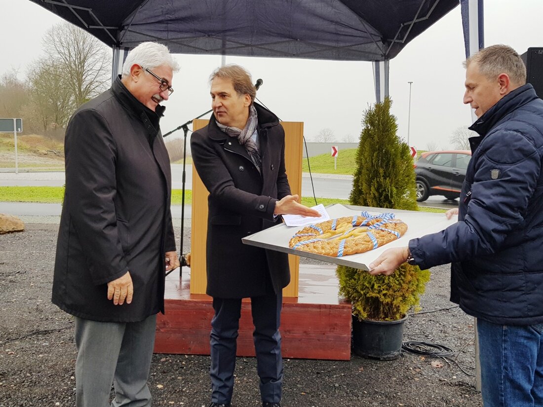 Neustadt/WN. Ein neues Baugebiet, ein neuer Radweg, ein neuer Kreisverkehr – bei der Einweihung dieser Bauwerke heute in Neustadt herrschte fast Weihnachtsstimmung (auch bei den Temperaturen).  Von Yvonne Sengenberger “Der Asphalt [&hellip;]