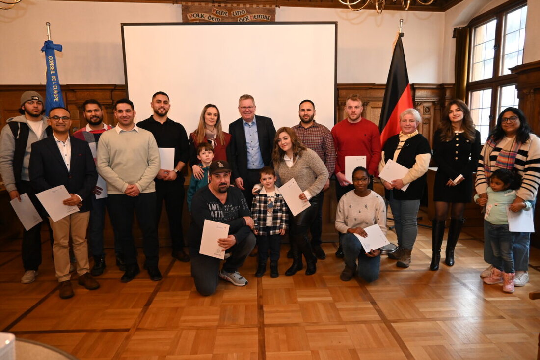 Amberg. Bei der ersten Einbürgerungsfeier des Jahres nahmen 21 Menschen im Kleinen Rathaussaal ihre Urkunden entgegen. OB Michael Cerny gratulierte persönlich und würdigte den Schritt zur deutschen Staatsbürgerschaft.