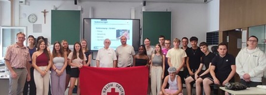 Eschenbach. Wirtschaftsschulklassen absolvierten dank Ex-Kollege Rudolf Morgenstern vom Roten Kreuz einen Erste-Hilfe-Kurs, einschließlich praktischer Übungen wie Wiederbelebung. Der Kurs behandelte umfassende Notfallsituationen, wobei das "Disko-Prinzip" und der Umgang mit einem Defibrillator gelehrt wurden.