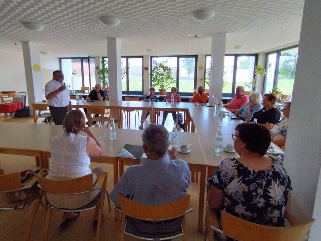 Tirschenreuth. Seniorenbeauftragte und Quartiermanager absolvierten am 25. Juni 2025 ein Erste-Hilfe-Auffrischungskurs im BRK-Seniorenzentrum Haus Ziegelanger. Der Kurs betonte die Wichtigkeit der Ersten Hilfe und beinhaltete praktische Übungen sowie Informationen zur Notfalldose.