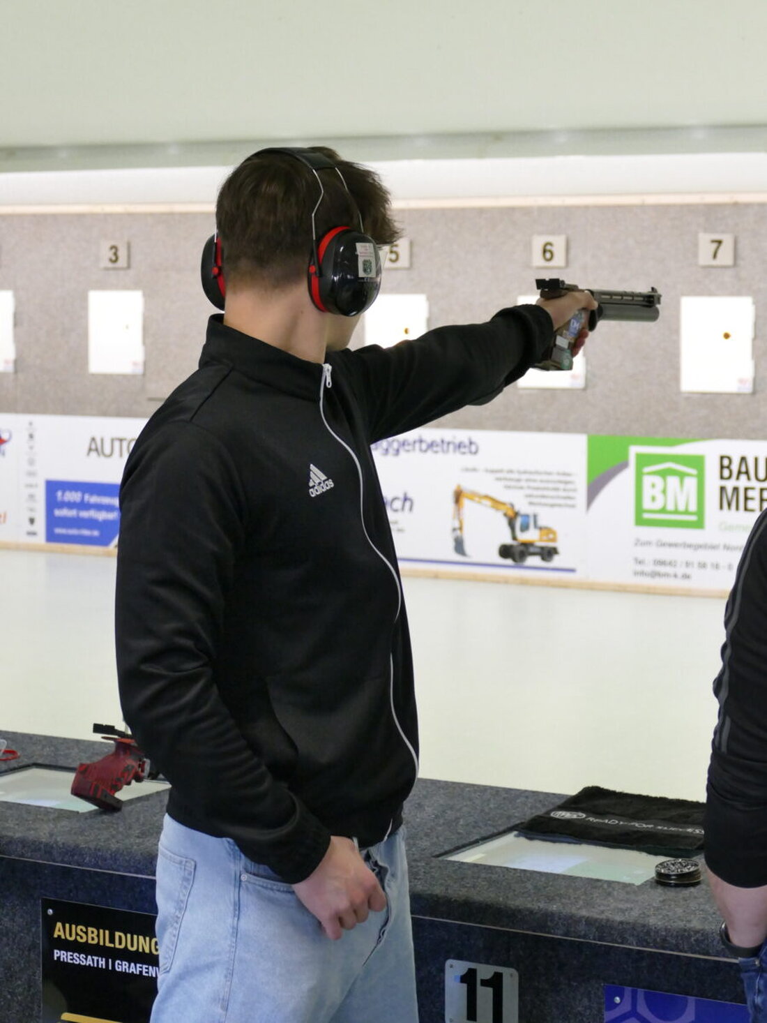 Kastl/Saltendorf. Beim drittletzten Wettkampftag der Bayernliga Nord/Ost in Saltendorf erwischten die Kastler Luftpistolenschützen einen gebrauchten Tag. Gegen die Gastgeber sowie gegen Meerbodenreuth blieb die Mannschaft deutlich hinter ihren bisherigen Saisonleistungen zurück – und kassierte am Ende ihre erste Niederlage.