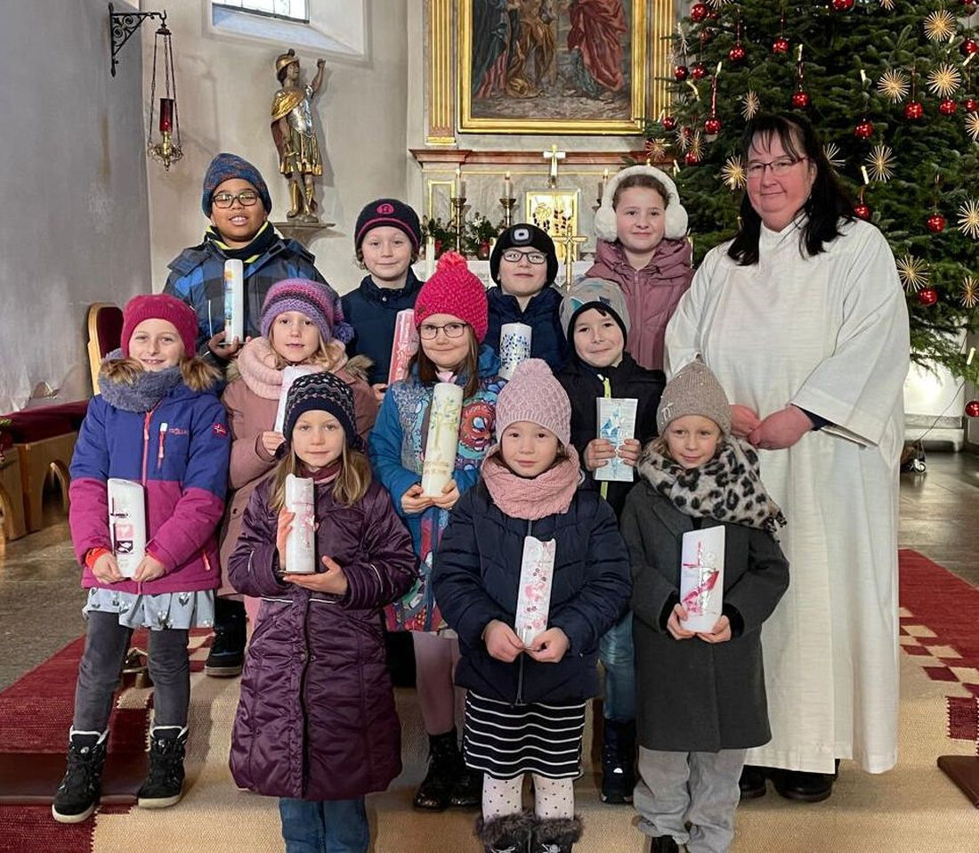 Flossenbürg. Die erste Taufgedächtnisfeier fand großen Anklang, wobei Familien ihre Taufkerzen entzündeten und Kinder für weltweite Kindeswohlgefühle beteten. Anschließend gab es im Theresienheim Kaffee und Kuchen.