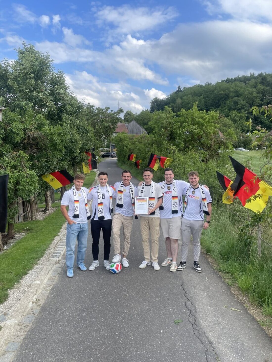 Schwandorf. Ein junger, vom DFB anerkannter Fanclub, erster seiner Art in der Oberpfalz, bringt Fußballfans zusammen. Der Schwandorfer Deutschland Supporters e. V. plant Fahrten und bietet dank DFB-Kontakten günstigere Karten.