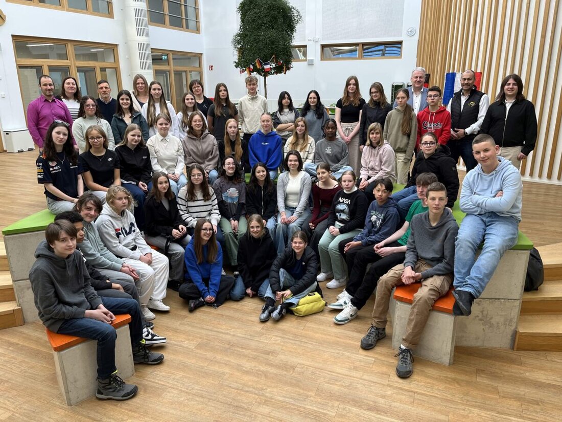 Sulzbach-Rosenberg. Erstmals fand ein Schüleraustausch zwischen der Walter-Höllerer-Realschule und dem Collège Jean Racine in Maintenon statt, mit zahlreichen Aktivitäten und einem geplanten Gegenbesuch.