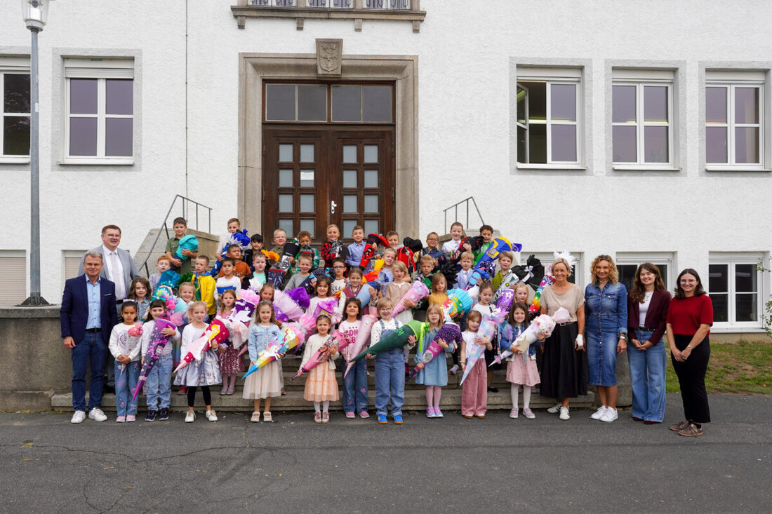 Windischeschenbach. Für 42 Kinder begann an der Grund- und Mittelschule der erste Schultag: Schulleiter Holger Popp begrüßte sie musikalisch und Bürgermeister Karlheinz Budnik überreichte Warnwesten.