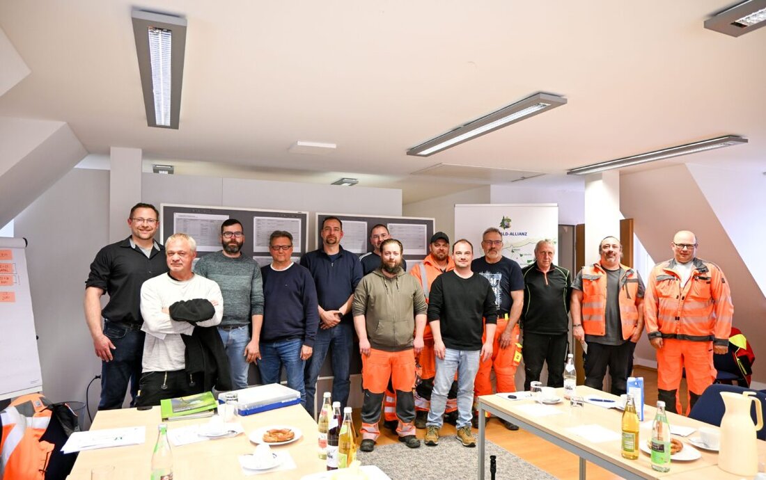 Erbendorf. Der interkommunale Austausch in der Steinwald-Allianz spielt eine entscheidende Rolle im Integrierten Ländlichen Entwicklungskonzept (ILEK). Ein wichtiger Schritt in diesem Prozess war das erste Treffen der Bauhofleiter der Steinwald-Allianz, das in der Geschäftsstelle in Erbendorf stattfand. 