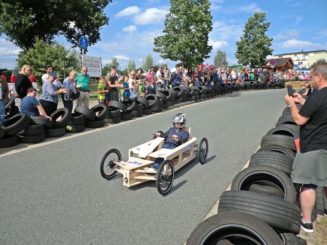 Weiden. Alle waren begeistert, deswegen stand für die Organisatoren schnell fest: Das Weidener Seifenkistenrennen muss auch nächsten Sommer wieder stattfinden! Die Anmeldungen dafür laufen aber schon 2017. Über 30 Rennteams [&hellip;]