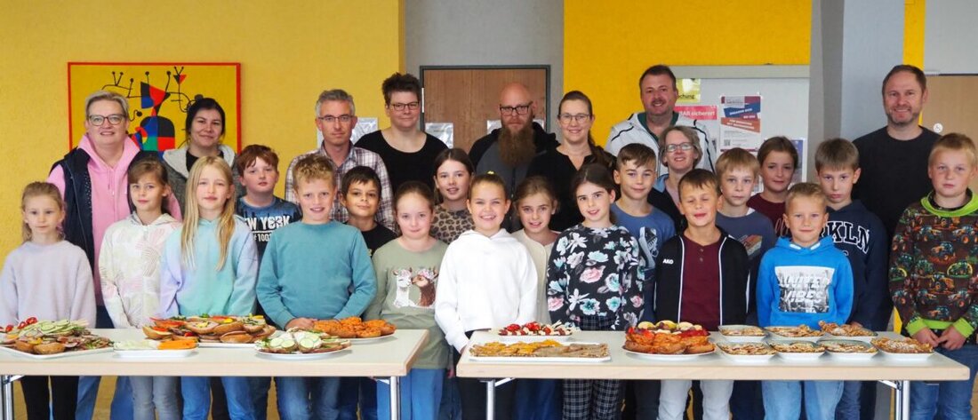 Erbendorf. Mit viel Engagement, frischen Zutaten und jeder Menge leckerer Köstlichkeiten fand das erste gesunde Pausenfrühstück des neuen Schuljahres an der Grundschule Erbendorf statt. Organisiert wurde die Aktion vom Elternbeirat mit tatkräftiger Unterstützung der Klasse 4a.