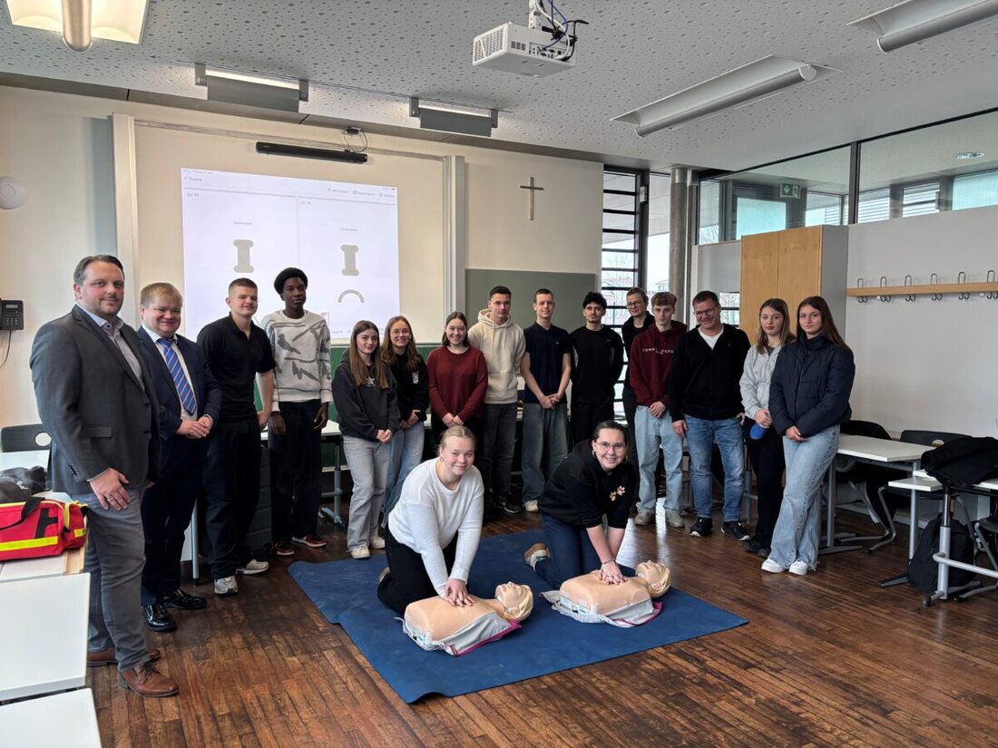Burglengenfeld. An der Sophie-Scholl-Mittelschule frischen Jugendliche ihr Erste-Hilfe-Wissen in 16 Einheiten à 45 Minuten auf und üben Herzdruckmassage. Bürgermeister Thomas Gesche lobte das Engagement.