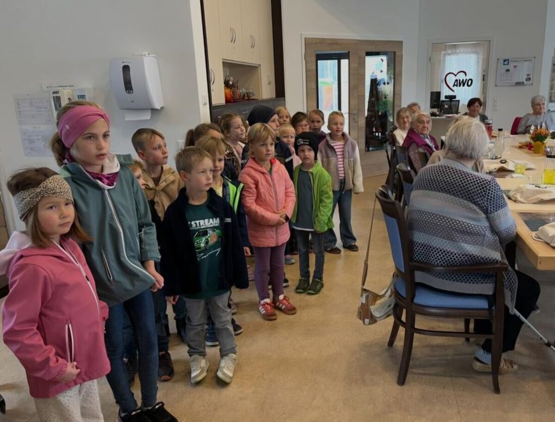 Eslarn. Eine generationenübergreifende Begegnung zwischen Schulkindern und Senioren verbindet Jung und Alt. 