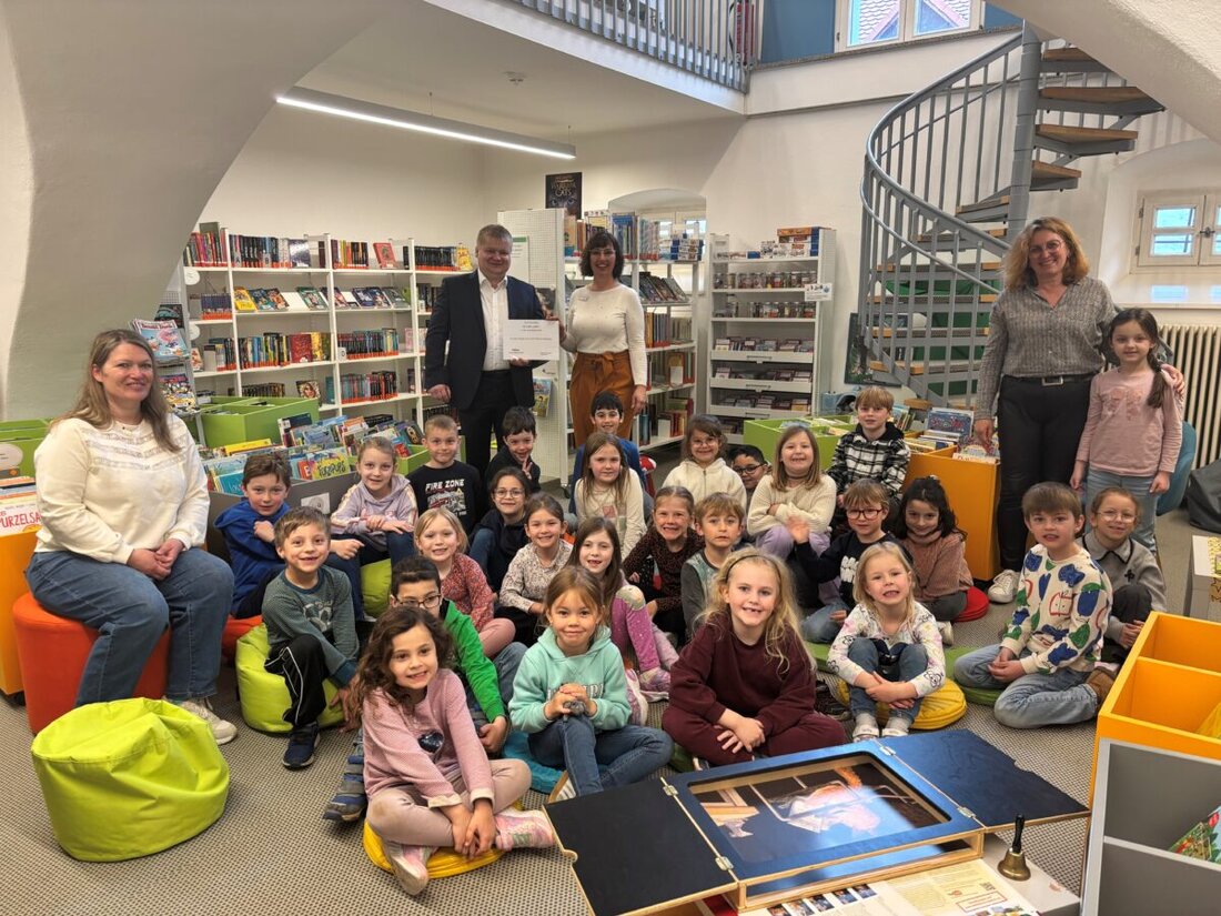 Burglengenfeld. 166 Erstklässler nutzen ein Jahr lang kostenlos die Stadtbibliothek Burglengenfeld. Mitte April erhielt die Klasse 1b ihre Gutscheine von Bürgermeister Thomas Gesche. Ziel ist es, Freude am Lesen früh zu stärken.