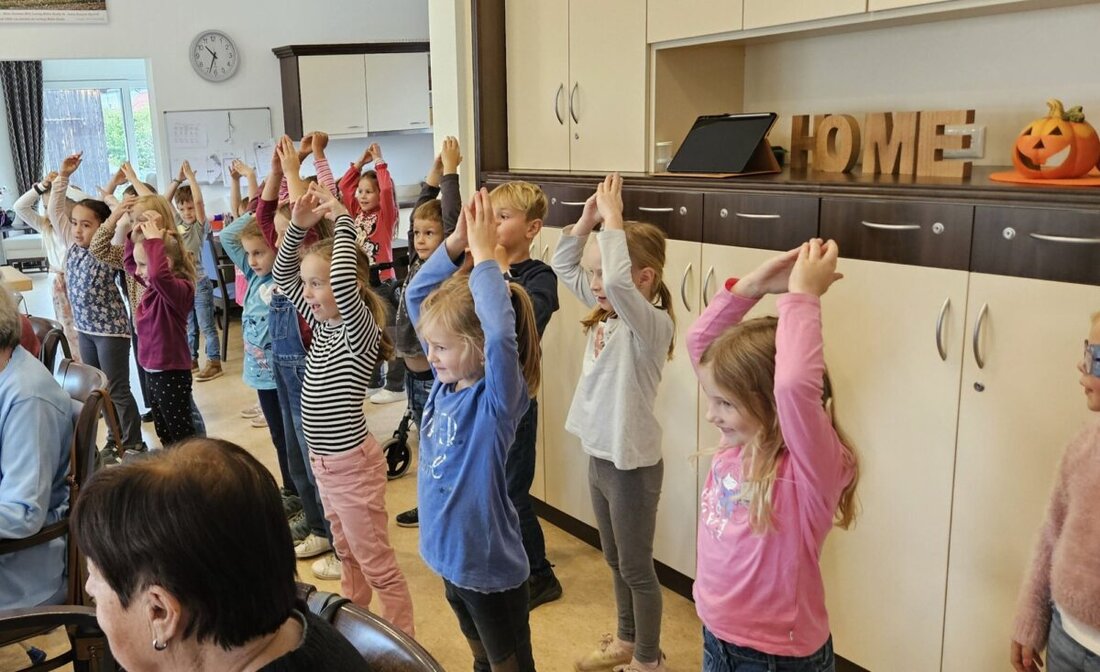 Eslarn. Erstklässler der Grundschule sangen in der AWO-Tagespflege und sorgten für Freude.  