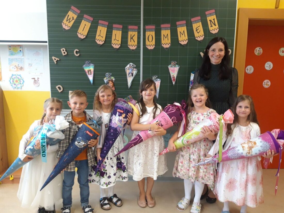 Leuchtenberg. Sechs Erstklässler starteten in Leuchtenberg begleitet von ihren Eltern und Lehrerinnen in das neue Schuljahr. Sie wurden mit einem Willkommenslied und einem Zauberspruch der Schulleiterin Katja Meidenbauer empfangen.