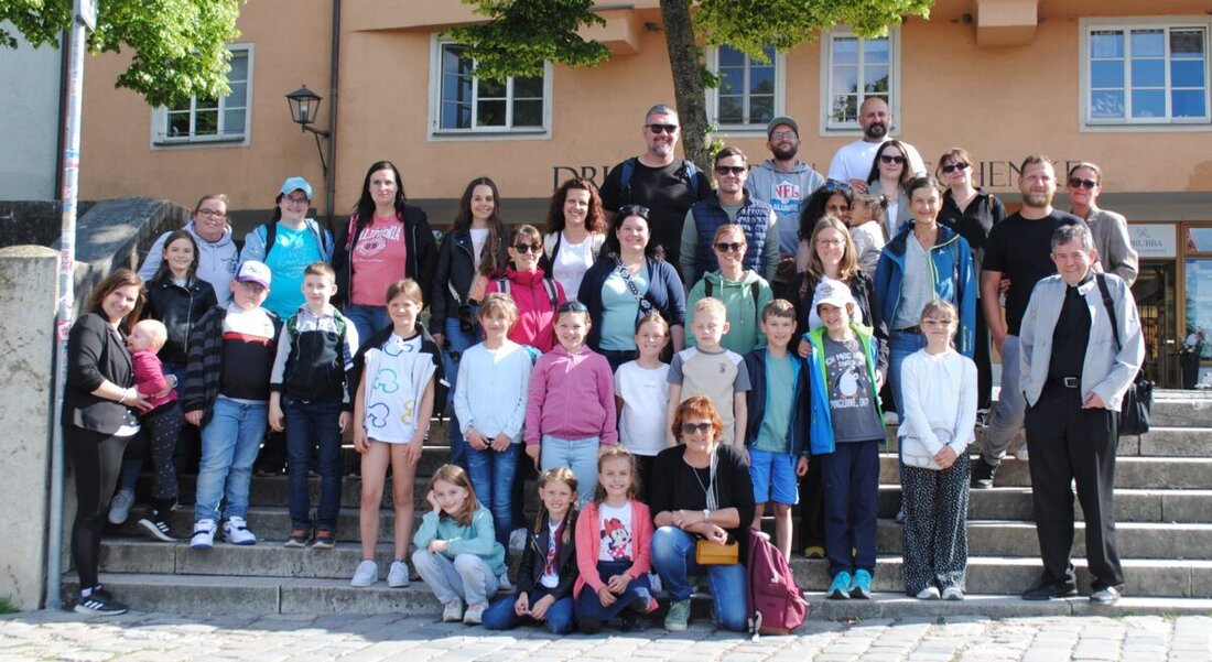 Floß. Die Erstkommunikanten aus Floß unternahmen eine spannende Reise nach Regensburg, inklusive Zugfahrt, Gottesdienst und Schifffahrt auf der Donau. Höhepunkte waren der Besuch der Alten Kapelle, eine Stadtführung und gemeinsames Eisessen.