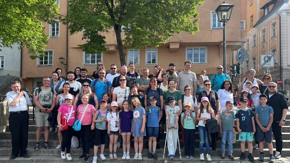 Floß. Nach dem Erstkommunionstag fuhren 18 Kinder mit Pfarrer Max Früchtl zur Pfarrwallfahrt in die Domstadt Regensburg. Alte Kapelle, Gottesdienst, Stadtführung und Donau-Schifffahrt; Abschluss am 10. Mai.