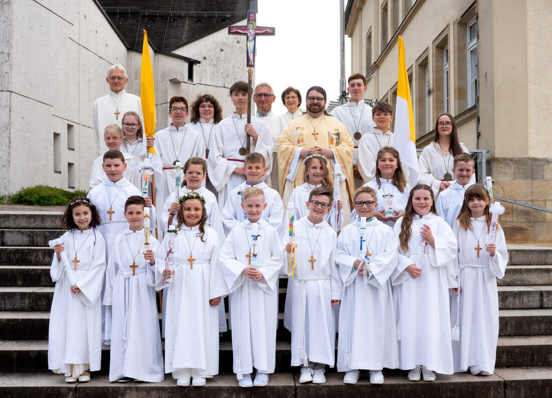 Kirchenthumbach. Am 4. Mai 2025 feierten 14 Kinder ihre Erstkommunion, ein Fest des Glaubens und der Gemeinschaft. Der Tag begann mit einem feierlichen Zug zur Pfarrkirche, gefolgt von einem Gottesdienst mit musikalischer Untermalung und dem Empfang der heiligen Kommunion.