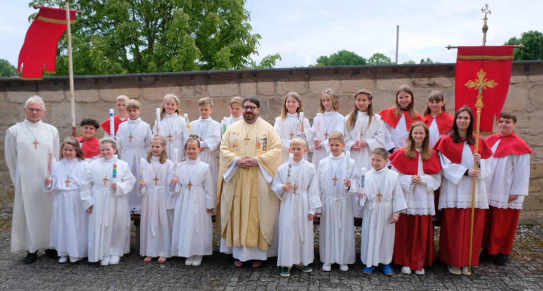 Eschenbach. 14 Kinder feierten ihre Erstkommunion mit einer Prozession und festlichen Liedern in der Pfarrkirche St. Laurentius. Ein Appell zur Gemeinschaft und zum Dienst als Messdiener wurde mit den Kindern und Eltern geteilt.