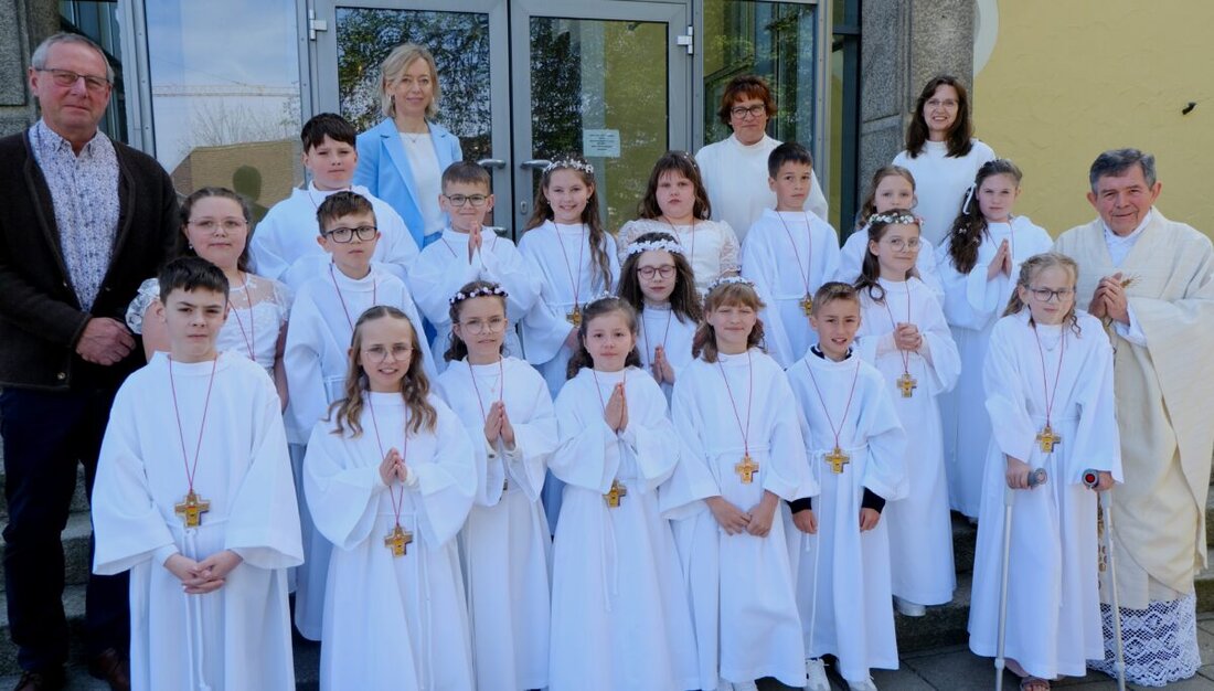 Floß. Die Pfarrei St. Johannes der Täufer feierte am Sonntag mit 18 Kindern die Erstkommunion. Pfarrer Max Früchtl bereitete sie mit Tischeltern vor; ein Dankgottesdienst folgt am 10. Mai um 10 Uhr in der Pfarrkirche.