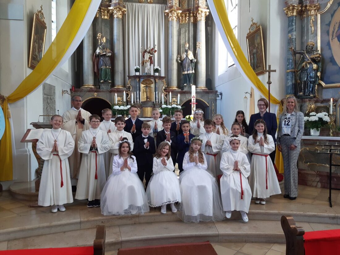 Parkstein. Am Weißen Sonntag traten in Parkstein 20 Mädchen und Buben zum ersten Mal an den Tisch des Herrn.