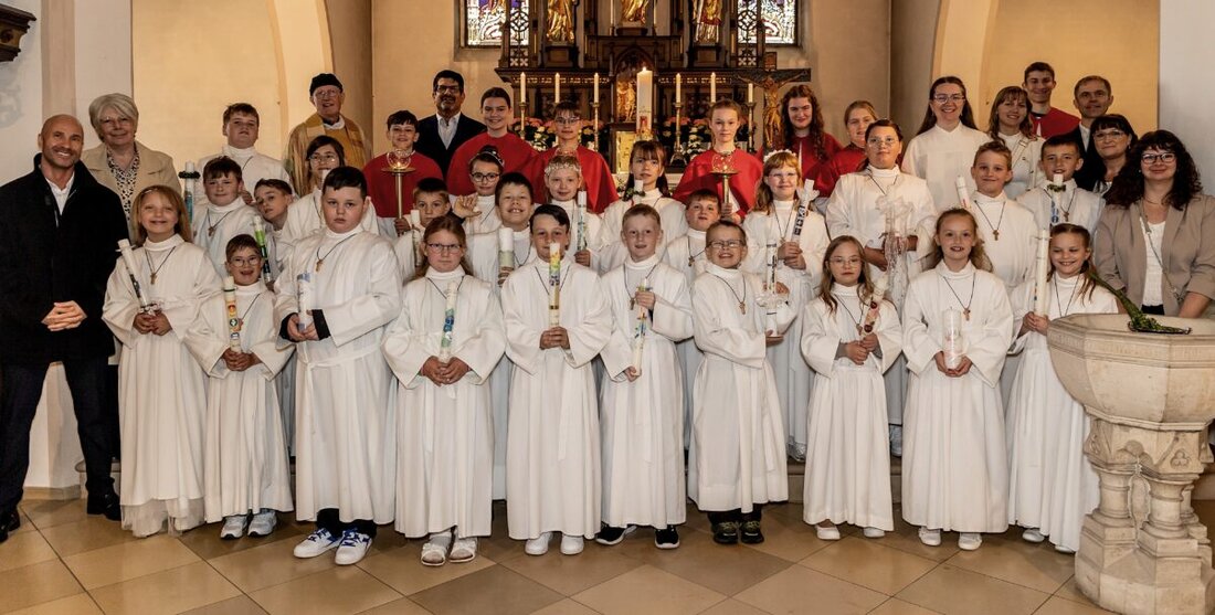 Rothenstadt. 24 Kinder empfingen nach intensiver Vorbereitung ihre erste Heilige Kommunion, musikalisch begleitet vom Posaunenchor und der Band „Samaro“. Nachmittags dankte Pastoralreferentin den Eltern und kündigte einen gemeinsamen Ausflug in den Churpfalzpark an.