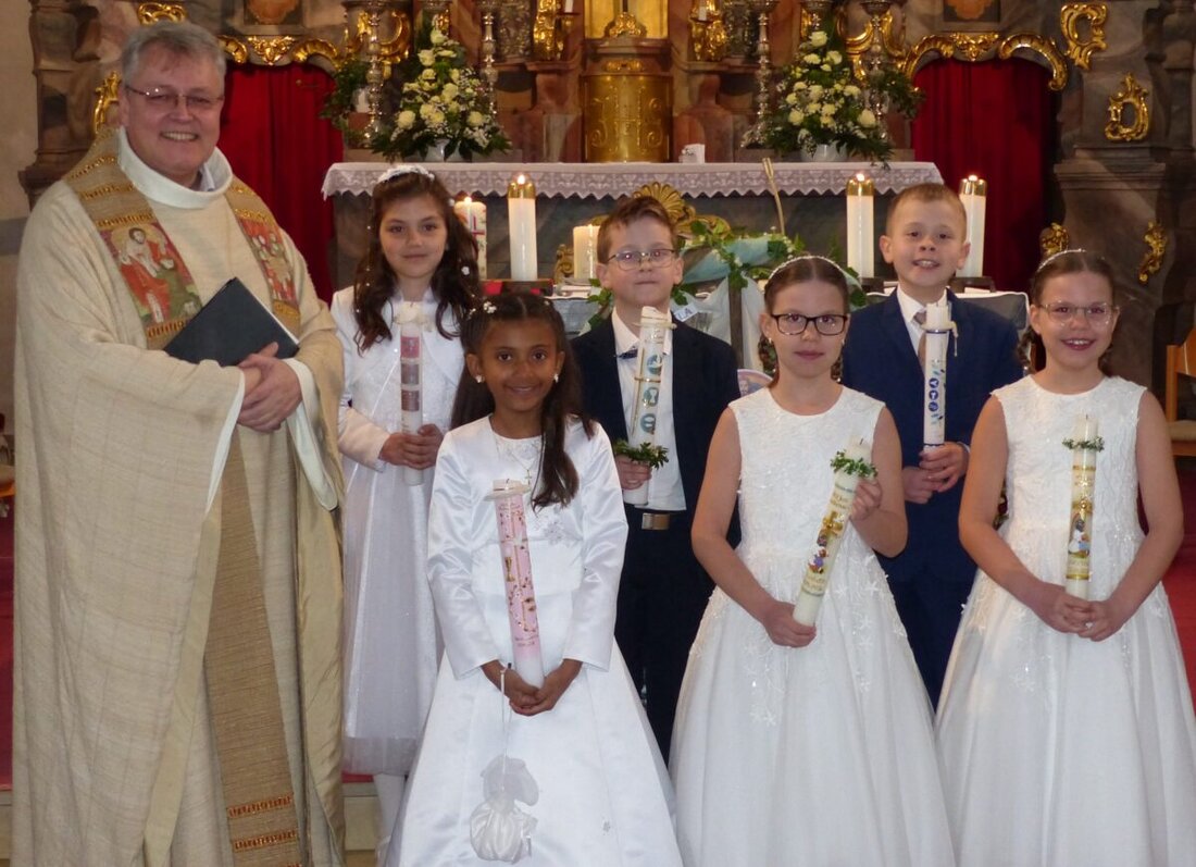 Schlammersdorf. Am Weißen Sonntag feierten sechs Kinder aus Schlammersdorf und Menzlas in St. Luzia ihre Erstkommunion, angeführt von Pater Adrian Kugler. Predigt und Musik betonten Freundschaft und gelebten Glauben.