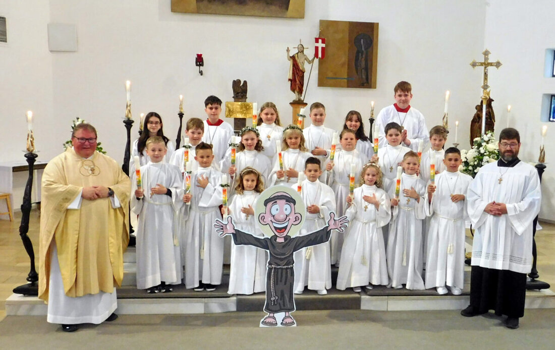 Kirchenlaibach/Mockersdorf/Ramlesreuth. In der Dreifaltigkeitskirche feierten 15 Kinder der Pfarreiengemeinschaft ihre Erstkommunion. Pfarrer Sven Grillmeier bezog Franz von Assisi ein; am Montag ging es nach Regensburg.