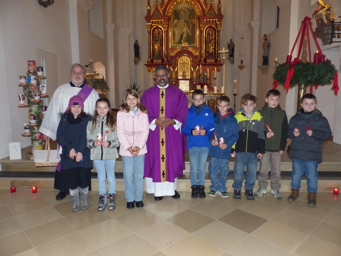 Leuchtenberg. Die Kommunionkinder stellten sich in St. Margareta vor und bereiten sich auf die Erstkommunion am 12. April 2026 vor. Beim Rorate am Nikolaustag stand das Leitwort „Ihr seid meine Freunde“ im Fokus.