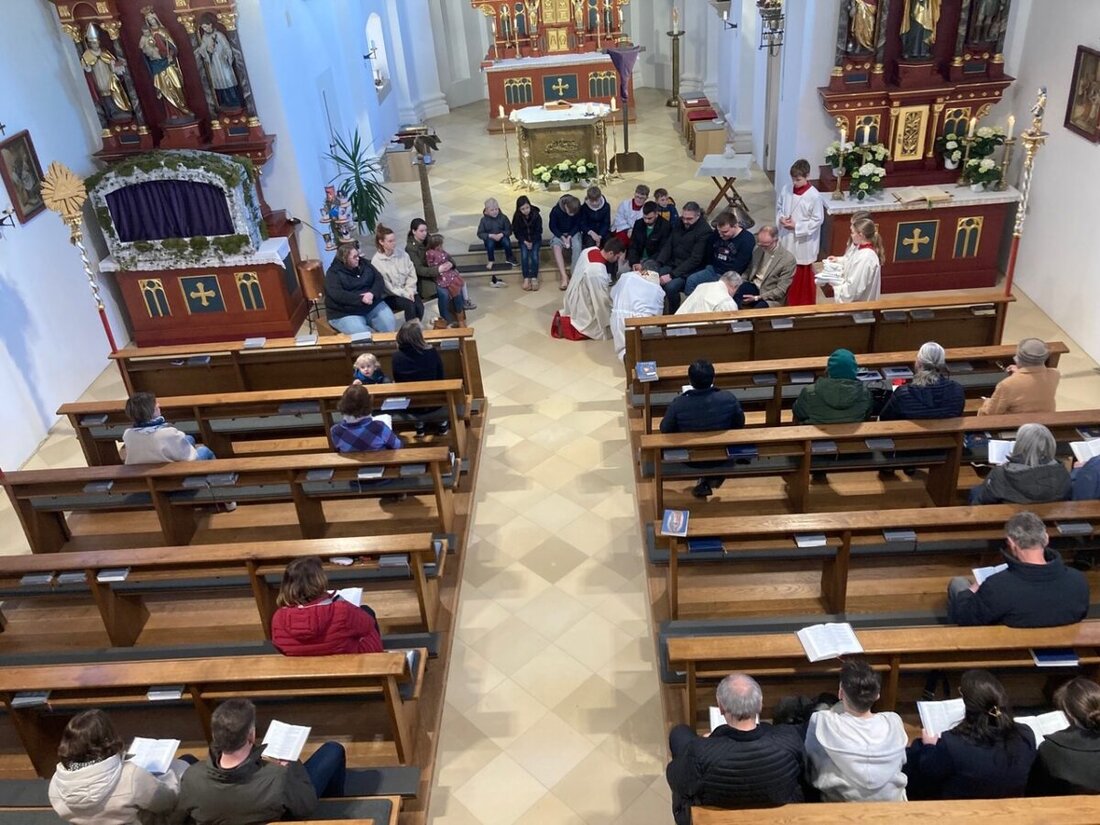 Leuchtenberg. In der Pfarrei St. Margareta wurde am Gründonnerstag erstmals die Fußwaschung auch für Frauen gefeiert, als Zeichen der Gleichwertigkeit vor Gott. Pater Jo Jovilla wusch die Füße; Diakon Ulrich Wabra trocknete sie.