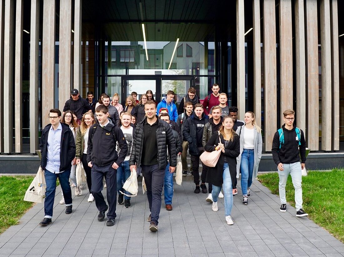Amberg/Weiden. Willkommen im Studentenleben! An der OTH Amberg-Weiden starteten heute 906 Studierende in ihr Studium, davon 500 in Amberg und 406 in Weiden. Damit studieren an der OTH Amberg-Weiden insgesamt [&hellip;]