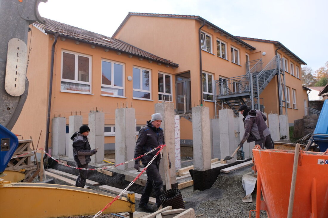 Floß. Die Erweiterung des Kindergartens "Unterm Regenbogen" der Evangelischen Gemeindediakonie in Floß schreitet voran, trotz archäologischer Grabungen auf einem alten Friedhofsgelände. Die Bauzeit wird sich bis über Dezember 2024 hinaus verzögern, doch die Innenarbeiten können im Winter beginnen.