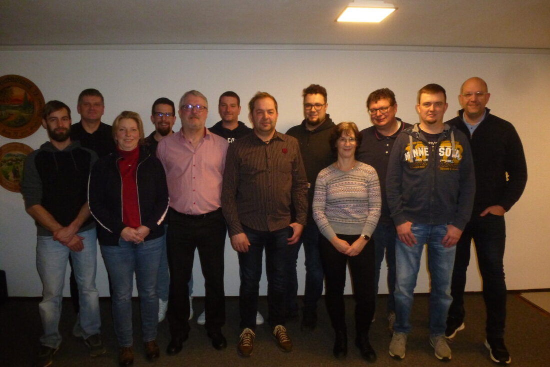 Erwin Schönl wurde erneut zum Vorsitzenden der Siedlergemeinschaft gewählt. Die Gemeinschaft plant mehrere Veranstaltungen für 2025, darunter ein Sommerfest und einen Obstbaumschnittkurs.