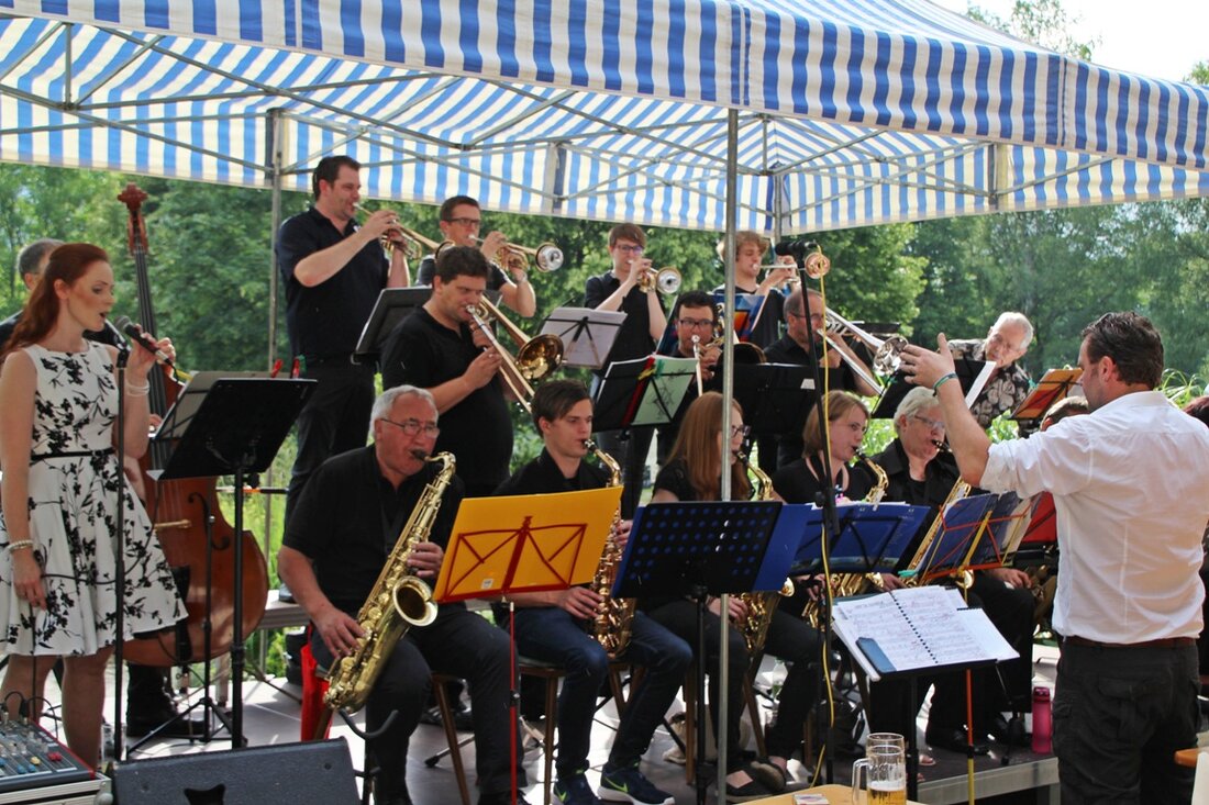 Eschenbach. Das Wetter spielte mit: Kurz vor Konzertbeginn der Big Band mit ihrem Leader Markus König hörte es zu regnen auf. Das freute die Band und die zahlreichen Gäste am [&hellip;]