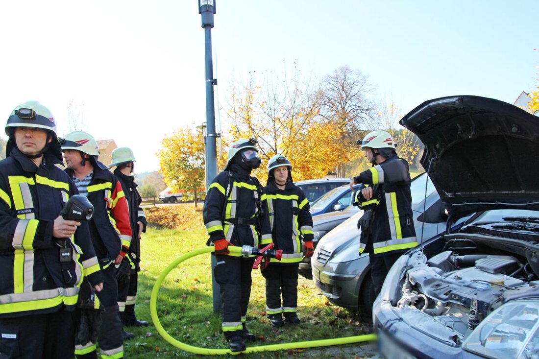 Eschenbach. Ein Rettungssanitäter ist Held der Stunde: Aus dem Motorraum eines Autos drang plötzlich Rauch, mit seinem Einsatz verhinderte er Schlimmeres.  Die Fahrerin des Autos fuhr gegen 12.20 Uhr an [&hellip;]